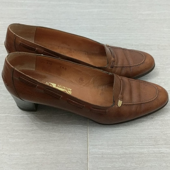 Vintage Salvatore Ferragamo Moccasin/Boat Heels - Picture 2 of 8